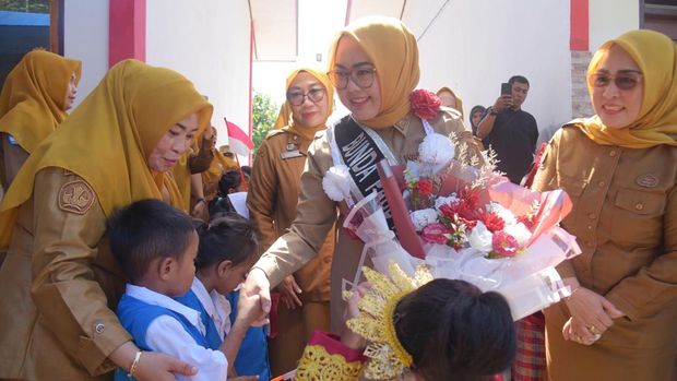 Bunda PAUD Kendari yang juga Wali Kota Kendari, Siska Karina Imran meresmikan TK Negeri 10 Kendari.