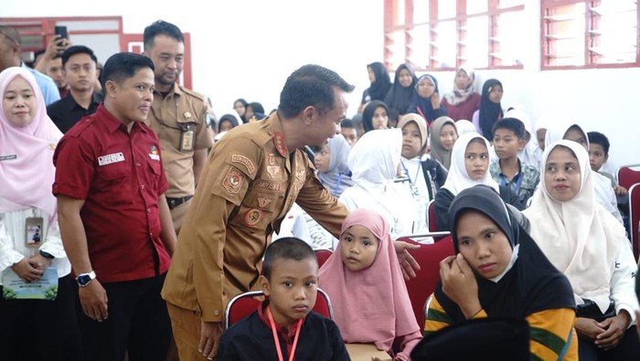 Bupati Bone Andi Asman Sulaiman berdiskusi dengan siswa sekolah rakyat. Dokumen Istimewa