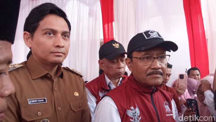 Bupati Indramayu, Lucky Hakim bersama Menteri Sosial, Saifullah Yusuf di Indramayu