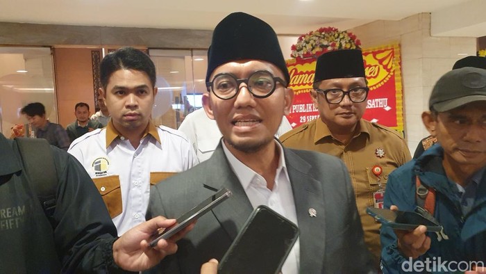 Wakil Menteri Haji dan Umrah, Dahnil Anzar Simanjuntak, saat ditemui di acara diskusi publik Bersathu, di Kota Tangerang, Banten, Senin (29/9/2025).