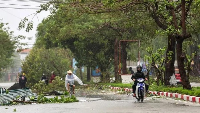 People commute on a partially flooded street after Typhoon Bualoi makes landfall in Nghe An province, Vietnam, September 29, 2025. (Reuters)