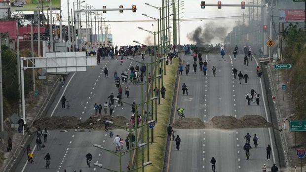 Demonstrators block a road during protests against diesel price hikes following fuel subsidy cuts by President Daniel Noboa's government, in Otavalo, Ecuador, Wednesday, Sept. 24, 2025. (AP Photo/Dolores Ochoa)
