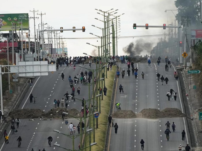 Demonstrators block a road during protests against diesel price hikes following fuel subsidy cuts by President Daniel Noboas government, in Otavalo, Ecuador, Wednesday, Sept. 24, 2025. (AP Photo/Dolores Ochoa)