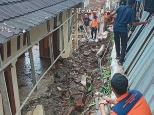 Diterjang Longsor, Dinding Majelis Taklim di Pandeglang Jebol