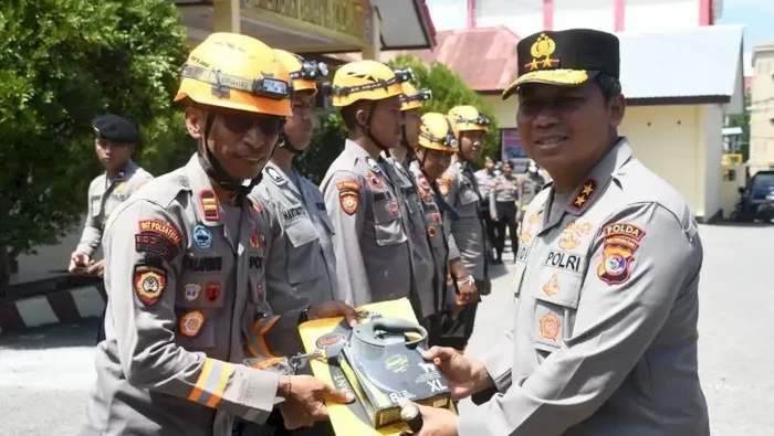 Direktorat Polisi Satwa Korprs Sabhara Baharkam Polri serahkan dua ekor K9 untuk perkuat tim SAR Polda NTT.