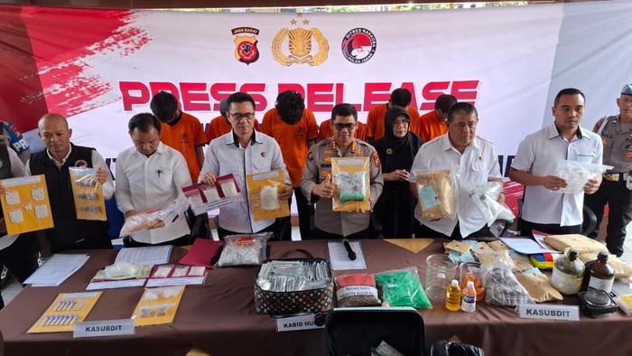 Direktorat Reserse Narkoba (Ditresnarkoba) Polda Jabar berhasil mengungkap ratusan kasus penyalahgunaan narkoba di wilayah Jawa Barat