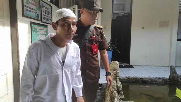 Dodik setelah menjalani sidang perdana di PN Mojokerto