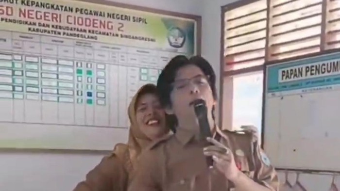 Dua oknum guru di Pandeglang asik berkaraoke pada saat jam pelajaran. Dok tangkapan layar video viral