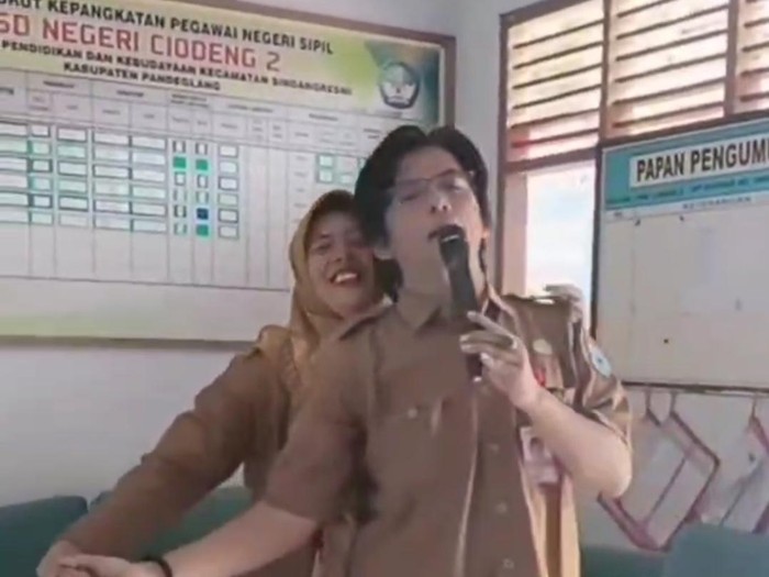 Dua oknum guru di Pandeglang asik berkaraoke pada saat jam pelajaran. Dok tangkapan layar video viral
