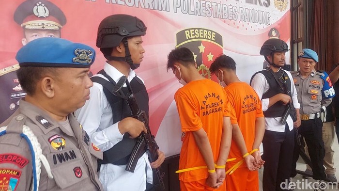 Dua pelaku penganiayaan dihadirkan dalam konferensi pers di Mapolrestabes Bandung, Senin (29/9/2025).
