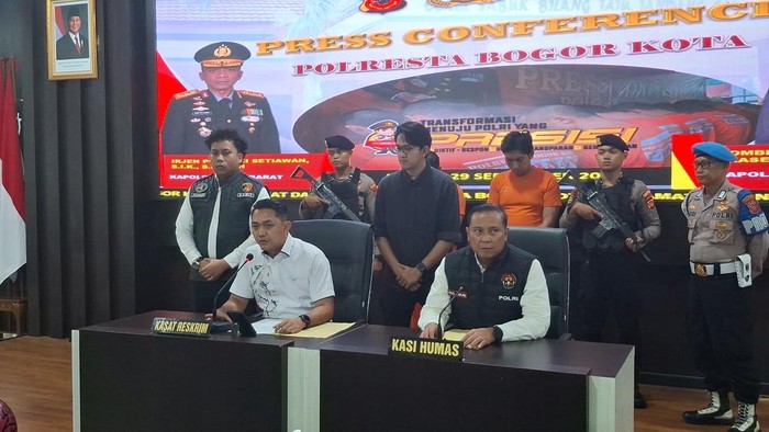 Dua pria di Bogor ditangkap setelah membegal bocah yang mau camping di Gunung Gede. (M Sholihin/detikcom)