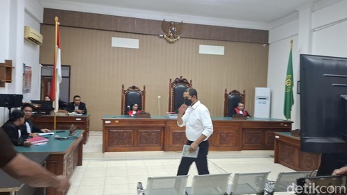 Eks Kapolres Ngada Fajar Widyadharma Lukman Sumaatmaja saat mengikuti sidang di PN Kelas 1A Kupang, NTT, pada 21 Juli 2025. (Yufengki Bria/detikBali).