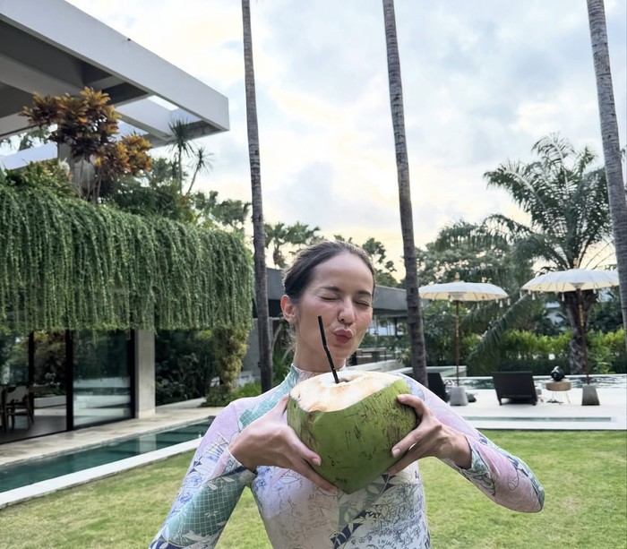 Enzy Storia Kulineran Bareng Bestie, Minum Matcha hingga Piknik Seru