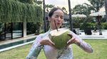 Enzy Storia Kulineran Bareng Bestie, Minum Matcha hingga Piknik Seru