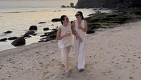 Sebelum menikah, Enzy sibuk bekerja di dunia hiburan dan fashion. Namun ia tetap sering meluangkan waktu bersama orang terdekat, termasuk teman-temannya. Foto: Instagram @enzystoria