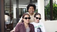 Dalam unggahan Instagram pribadi, wanita kelahiran 1992 itu suka membagikan keseruan saat jalan-jalan dan kulineran bersama sahabat-sahabatnya. Mulai dari makan-makan di Indonesia maupun luar negeri. Foto: Instagram @enzystoria