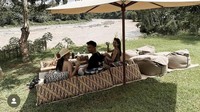 Jalan-jalan ke Borobudur, Jawa Tengah, artis 33 tahun itu sempat menginap di resort ternama Amanjiwo. Enzy bersama sahabatnya, Vidi Aldiano dan Yuki Kato menikmati fasilitas piknik pinggir sungai sambil menikmati segelas minuman. Foto: Instagram @enzystoria