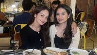 Kali ini mantan MC Tonight Show itu makan bersama temannya di sebuah restoran. Hidangan steak, creamy spinach, mashed potato hingga bone marrow tersaji di meja mereka. Foto: Instagram @enzystoria