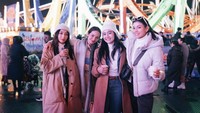 Tak hanya di dalam negeri, wanita ini juga suka liburan ke luar negeri bersama bestie-nya. Salah satunya ketika Enzy dan teman-teman ke Hyde Park, London, menikmati suasana festival musim dingin sembari minum coklat hangat. Foto: Instagram @enzystoria