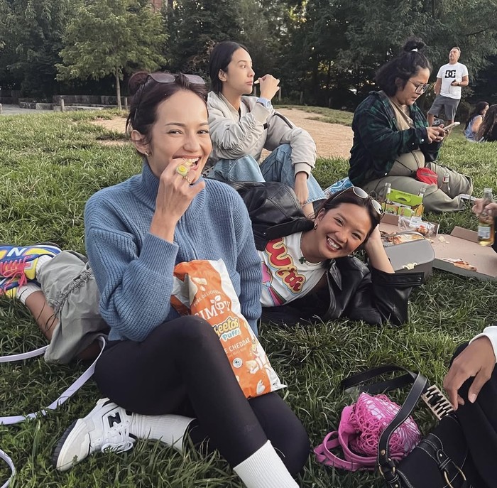 Enzy Storia Kulineran Bareng Bestie, Minum Matcha hingga Piknik Seru