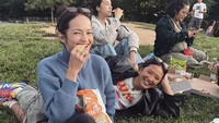 Kumpul bersama beberapa teman-temannya di Brooklyn, Enzy menyempatkan waktu untun piknik. Ia dan temannya sudah menyiapkan chiki renyah sampai pizza nih. Seru ya? Foto: Instagram @enzystoria