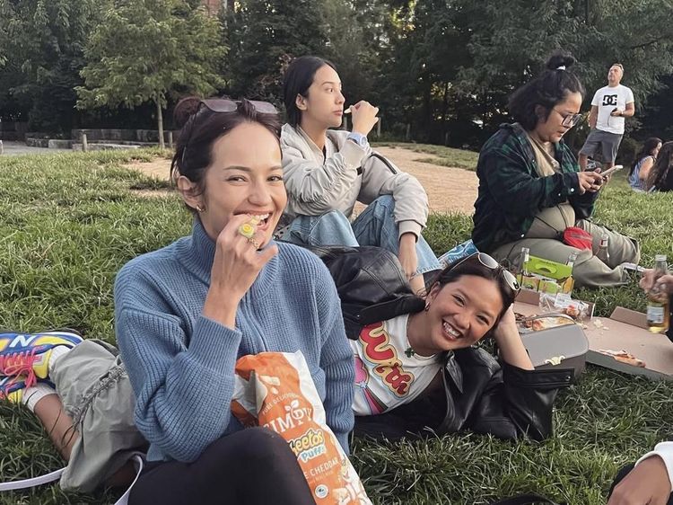 Enzy Storia Kulineran Bareng Bestie, Minum Matcha hingga Piknik Seru