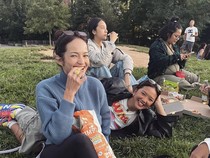 Enzy Storia Kulineran Bareng Bestie, Minum Matcha hingga Piknik Seru