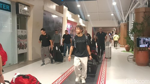 Momen saat sejumlah pembalap MotoGP mendarat di Bandara Internasional Lombok, Lombok Tengah, NTB, Senin (29/9/2025). (Foto: Edi Suryansyah/detikBali)