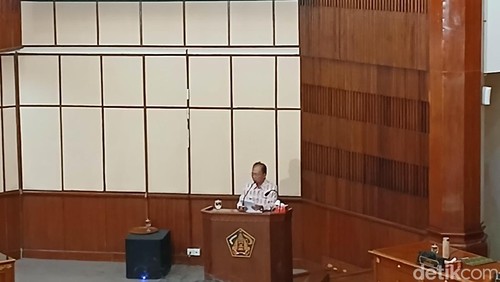 Gubernur Bali Wayan Koster saat menyampaikan Penambahan Penyertaan Modal Daerah pada Perseroan Daerah Pusat Kebudayaan Bali di Kantor Gubernur Bali, Selasa (29/9/2025). (Murdana)