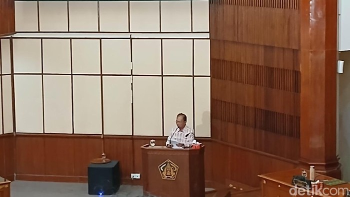 Gubernur Bali Wayan Koster saat menyampaikan Penambahan Penyertaan Modal Daerah pada Perseroan Daerah Pusat Kebudayaan Bali di Kantor Gubernur Bali, Selasa (29/9/2025). (Murdana)