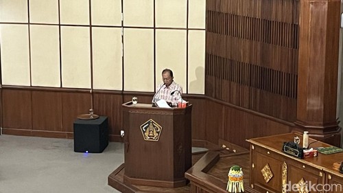 Gubernur Bali Wayan Koster saat rapat paripurna DPRD Bali di Kantor Gubernur Bali, Senin (29/9/2025). (Rizki Setyo)