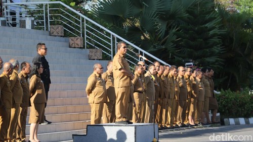Gubernur NTT, Emanuel Melkiades Laka Lena, saat memimpin apel bersama ASN lingkup Pemprov NTT. (Foto: Simon Selly/detikBali)