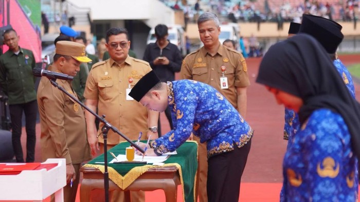 Gubernur Riau Abdul Wahid saat penyerahan SK PPPK. (Dok Diskominfotik Riau)