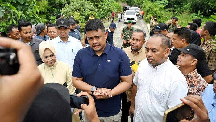 Momen Gubsu Bobby Nasution meninjau jalan di Langkat dan viral karena memberhentikan truk berpelat BL