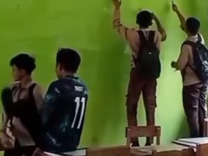 Viral Guru MTs di Tanggamus Tendang Wajah Siswanya