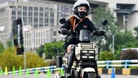 Wajahnya makin sangar berkat empat lampu LED berbentuk persegi yang ditanam di fairing depan. Honda juga melengkapi motor ini dengan peredam kejut depan  berpenutup  karet anti-debu, bagasi penyimpanan di atas lampu, hingga  braket yang disiapkan untuk membawa box tambahan. Foto: Dok. Honda