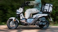 Dari segi desain, Square X125 tampil unik dengan setang tinggi ala motor trail, ban semi-dual purpose, serta suspensi belakang ganda. Jok belakangnya bisa dilipat, sehingga berubah menjadi area bagasi, cocok buat membawa barang tambahan. Tangki bahan bakar ditempatkan di tengah dengan footrest di sampingnya. Foto: Dok. Honda