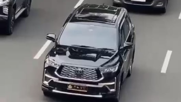 Innova Zenix mobil dinas Kapolda Metro Jaya tanpa sirene dan strobo melintas di Jalan Jenderal Sudirman.