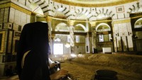 Batu ini diyakini menjadi pijakan Nabi Muhammad SAW menuju surga dalam perjalanan agung yang dikenal dengan Isra Miraj. Jika berkesempatan masuk ke Dome of the Rock, pengunjung bisa melihat batu tersebut tepat berada di tengah-tengah bangunan dan dikelilingi pagar. Foto: Getty Images/rudi_suardi