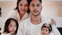 Tapi ternyata, berkat doa dan usaha, keduanya kini memiliki dua putri yang lucu dan cantik. Foto: Instagram @sitibadriahh