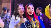Ayu Azhari turut bangga atas pencapaian putrinya. Tiga besar sudah bagus dan gak gampang. Kalau aku seumur Isabel mungkin gak berani. Pas masuk 8 besar alhamdulillah, eh masuk 3 besar alhamdulillah. Pas pengumuman Isabel dapat Wakil II, aku juga alhamdulillah dan senang. Aku yakin juri sudah memilih yang terbaik. Tuhan juga sudah menentukan yang terbaik buat Isabel. Aku bersyukur, mudah-mudahan anugerah ini disyukuri dan akan diberikan menjadi lebih baik lagi, ungkap Ayu Azhari. Foto: Instagram @isabel.azhari