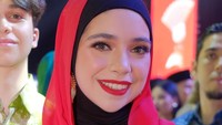 Senyum Isabel memegang piala Wakil II None Jakarta 2025. Foto: Instagram @isabel.azhari