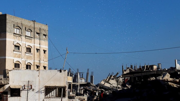 Leaflets that were dropped by Israeli forces, ordering residents of Gaza City to evacuate, fall next to a damaged building, in Gaza City, September 29, 2025. REUTERS/Ebrahim Hajjaj     TPX IMAGES OF THE DAY