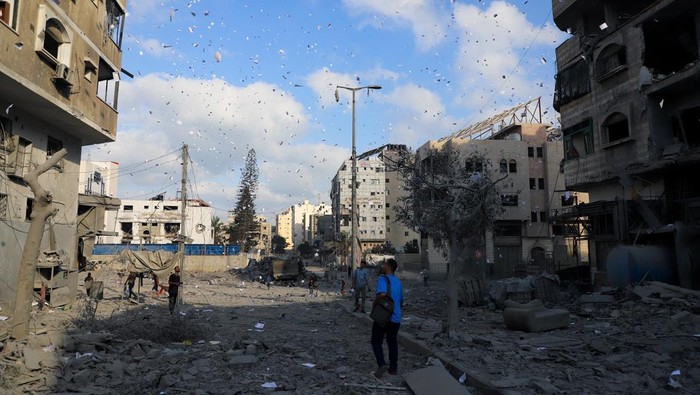 Leaflets that were dropped by Israeli forces, ordering residents of Gaza City to evacuate, fall next to a damaged building, in Gaza City, September 29, 2025. REUTERS/Ebrahim Hajjaj     TPX IMAGES OF THE DAY