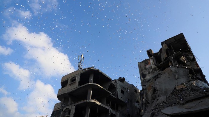 Israel Sebar Selebaran di Gaza, Desak Warga Mengungsi Leaflets that were dropped by Israeli forces, ordering residents of Gaza City to evacuate, fall next to a damaged building, in Gaza City, September 29, 2025. REUTERS/Ebrahim Hajjaj TPX IMAGES OF THE DAY
