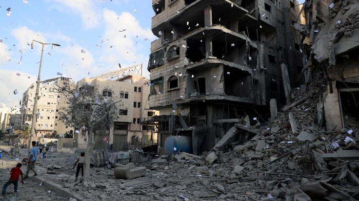 Leaflets that were dropped by Israeli forces, ordering residents of Gaza City to evacuate, fall next to a damaged building, in Gaza City, September 29, 2025. REUTERS/Ebrahim Hajjaj     TPX IMAGES OF THE DAY