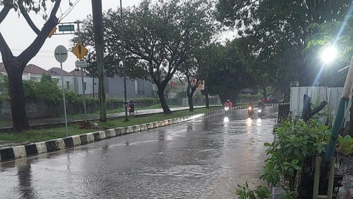 Jalan di depan Alun-alun Depok sempat banjir usai hujan deras, Senin (29/9) sore.
