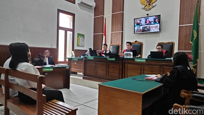 Jan Hwa Diana dan Handy Soenaryo saat menjalani sidang dengan agenda mendengar putusan dari Majelis Hakim di PN Surabaya
