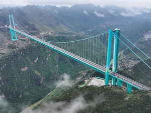 Unik! Ada Kafe Nyempil di Atas Menara Jembatan Setinggi 600 Meter