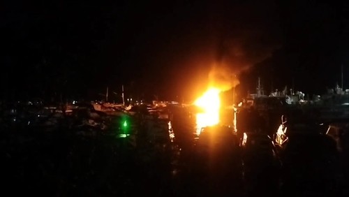 Kapal terbakar di perairan Labuan Bajo, Manggarai Barat, NTT, Senin (29/9/2025) malam. (Tangkapan layar video)